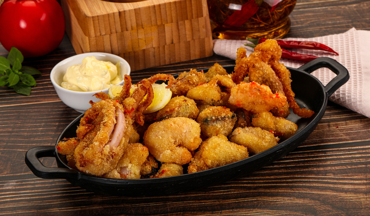 La receta destaca por usar harina fina y aceite muy caliente, logrando una fritura ligera típica del sur de España.