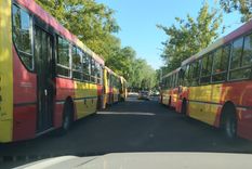 estacionan en cualquier lado: la molesta costumbre de una linea de colectivos en godoy cruz