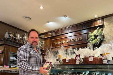 MDZol | Juan Pablo Marchionni en Virgen del Valle Pastelería, un lugar pleno de delicias. Foto: Gentileza