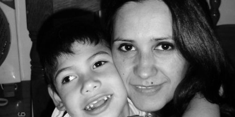 Laura Tribiño, junto a su hijo Franco.