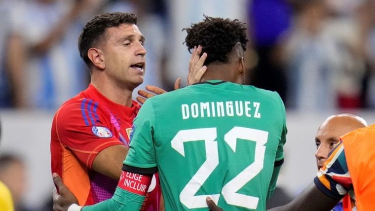 Dibu y Domínguez hablan después del partido. Foto: Agencias