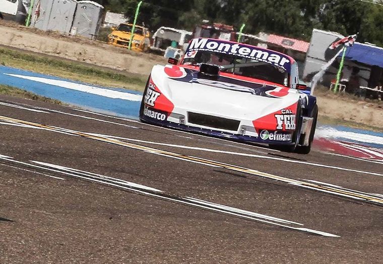 El Ford de Santero en acción. (Foto Damian Barischpolski)