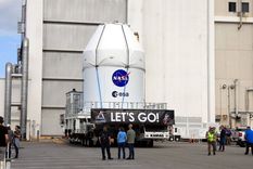 El transportador KAMAG de la NASA lleva la nave espacial Artemis II. Foto: Dpa.