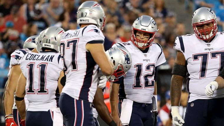 Julian Edelman (11) es escuchado por Tom Brady. Foto: AS