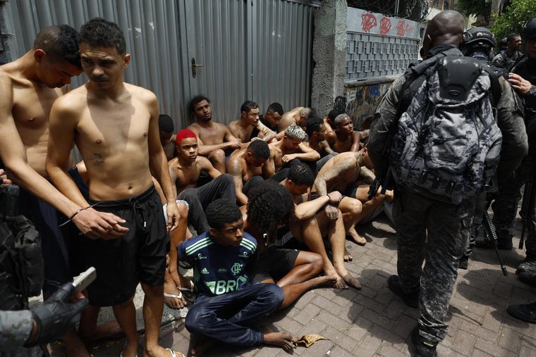 En Brasil, la policía ha ido directo contra los generadores de narcotráfico en grandes ciudades. Foto Efe En Brasil, la policía ha ido directo contra los generadores de narcotráfico en grandes ciudades. Foto Efe