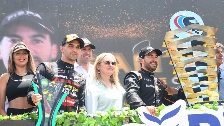 Hebe Casado se subió al podio del campeón mendocino del Turismo Nacional, Julián Santero.