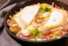 Prepará una comida exquisita con papa, queso, crema y panceta (Tartiflette)