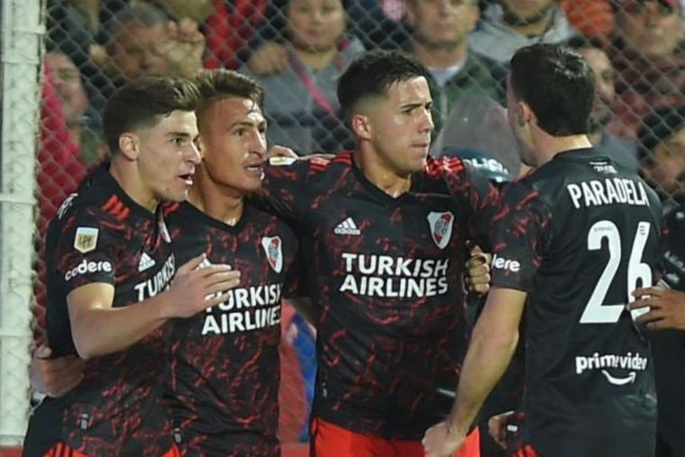 River goleó a Unión en Santa Fe y logró su primer triunfo en el campeonato.