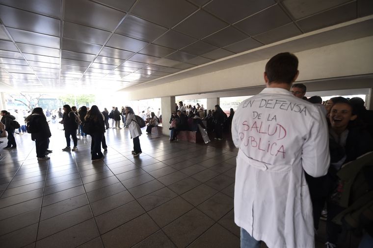 Personal de salud del Hospital Garrahan se manifiesta en reclamo por una suba salarial. Personal de salud del Hospital Garrahan se manifiesta en reclamo por una suba salarial.