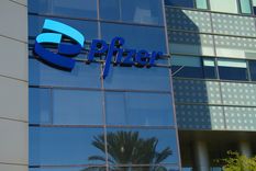 La farmacéutica Pfizer lo informó en medio de la polémica por las vacunas contra el covid-19 fabricadas por AstraZeneca. Foto: Shutterstock La farmacéutica Pfizer lo informó en medio de la polémica por las vacunas contra el covid-19 fabricadas por AstraZeneca. Foto: Shutterstock
