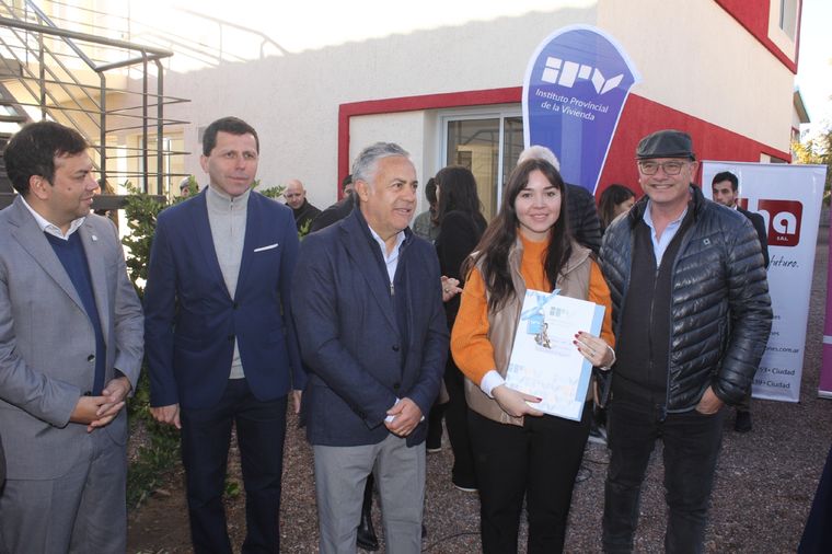 Cornejo en la entrega de viviendas Foto: Gobierno