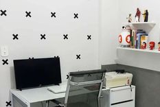 La decoración con cinta aislante tiene muchas ventajas: es fácil, económica, resulta resistente y se puede quitar con facilidad sin dañar la pared.  Foto: Instagram