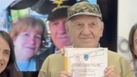 Con el diploma en mano, el flamante veterinario dedicó palabras a las nuevas generaciones: “Siempre hay que mirar para adelante”.&nbsp;