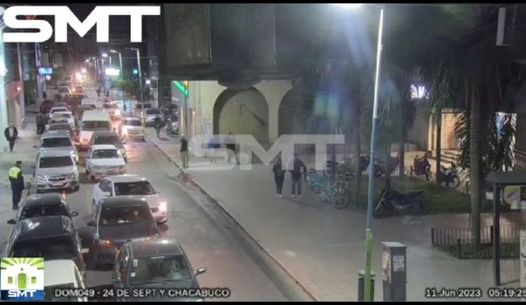 Se detectaron movimientos inusuales en un cajero de Tucumán durante la madrugada. Foto: Captura de video
