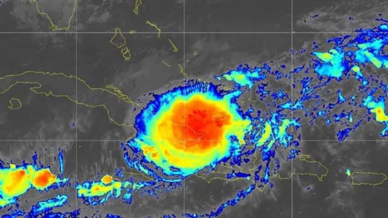 El huracán Oscar impactó contra la costa cubana a las 17:50 hora local. Foto: NOAA