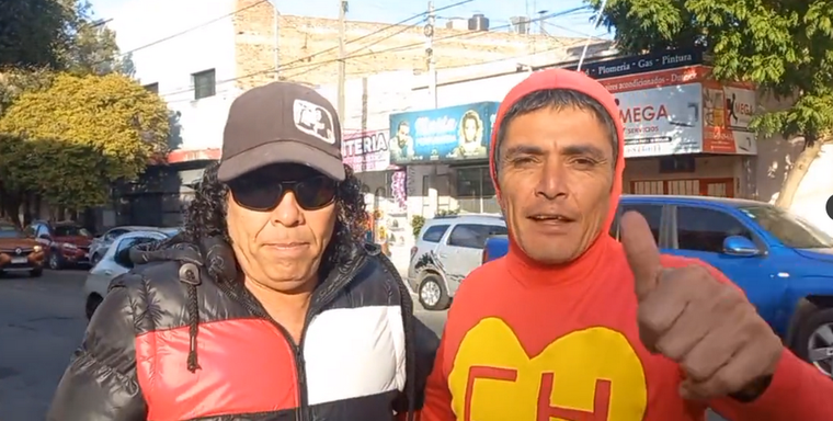 El Chapulín Colorado y “La Mona” Jimenez, a los golpes en la Peatonal cordobesa Foto: Captura de video