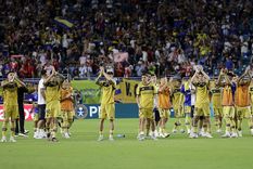 El saludo de Boca a su gente tras el final del partido frente al Bayern Múnich. La clasificación pende de un hilo, pero todavía tiene chances matemáticas.