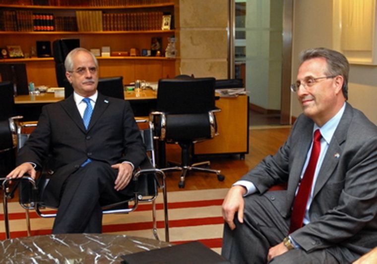 Jorge Taiana, canciller argentino y Anthony Wayne, embajador de Estados Unidos. Foto: NA