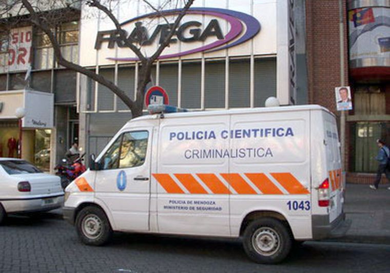 La Policía acudió al negocio cerca de las 10. Foto: MDZ