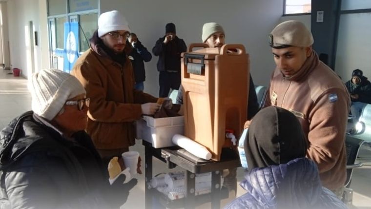 Con temperaturas bajo cero, San Martín habilitó viandas y camas nocturnas para personas en situación de calle.