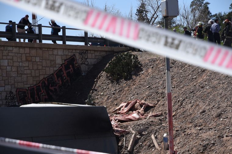 El camión frigorífico perdió la carga y generó un fuerte caos vehicular en Guaymallén.