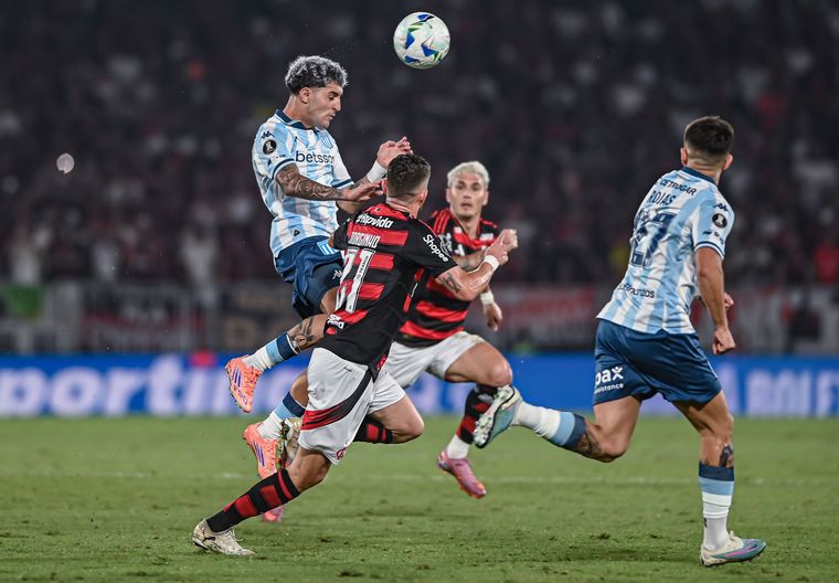 Racing perdió ante Flamengo en el Maracaná.