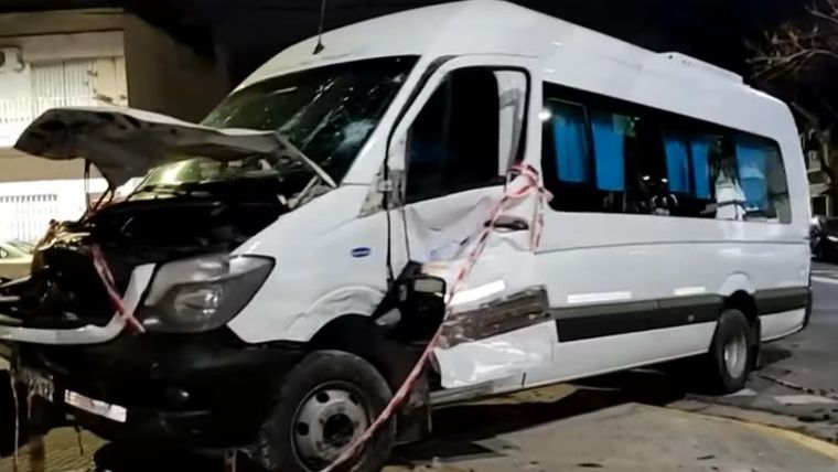 Según se supo, los bomberos de la Ciudad rescataron al conductor, quien quedó atrapado tras el impacto con la vivienda.&nbsp;