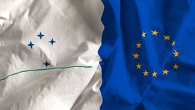 Las banderas de Mercosur y la Unión Europea. Las banderas de Mercosur y la Unión Europea.