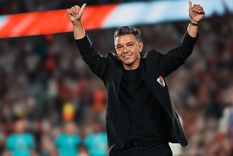 El Muñeco Gallardo saluda a los hinchas en su despedida de River. El Muñeco Gallardo saluda a los hinchas en su despedida de River.