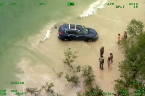 Se metió con su camioneta Nissan al mar para evitar ser arrestada