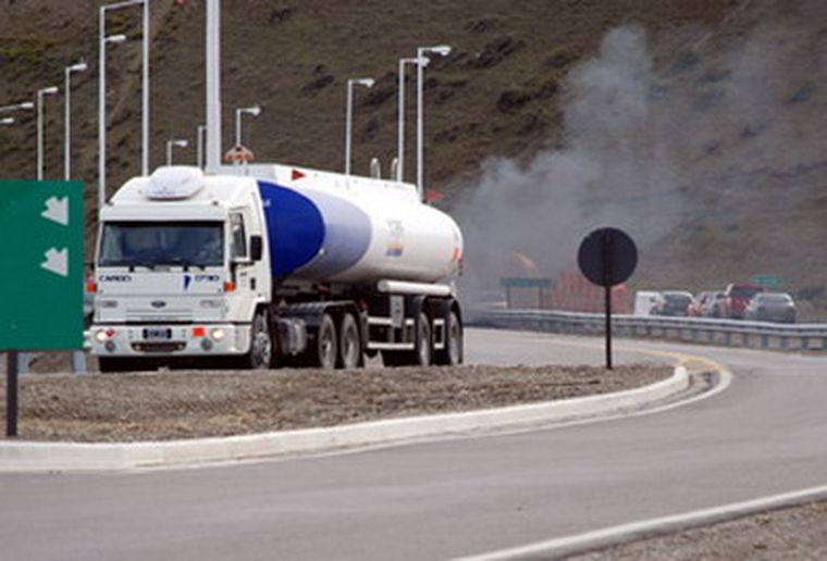 U hombre abordó el camión en movimiento.