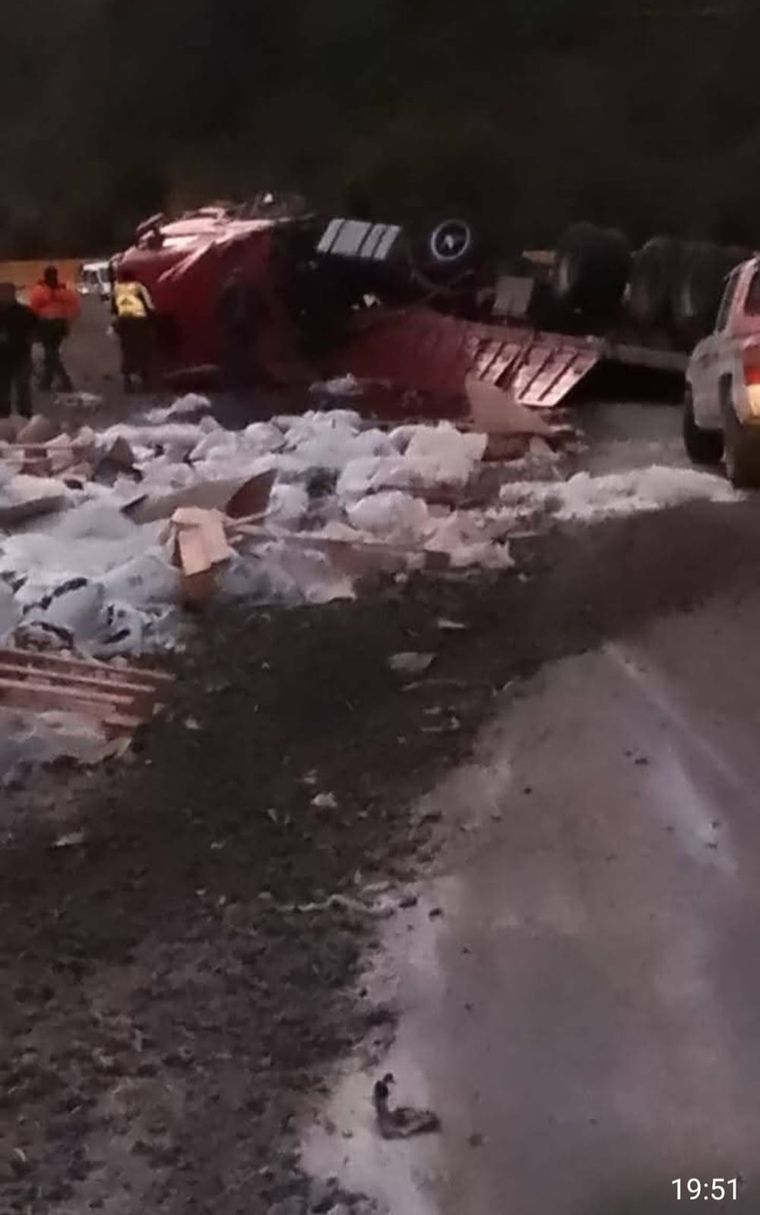 Un camión volcó en la ruta 60 de Chile Foto: Osvaldo Valle