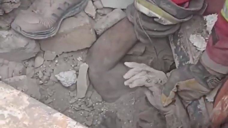 Sacan a una persona de los escombros en Teherán ataque Estados Unidos foto