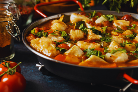 Esta receta de guiso de bacalao se popularizó por usar pescado salado, fácil de conservar durante meses. Esta receta de guiso de bacalao se popularizó por usar pescado salado, fácil de conservar durante meses.