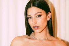 Úrsula Corberó confirmó su embarazo con un look blanco satinado.