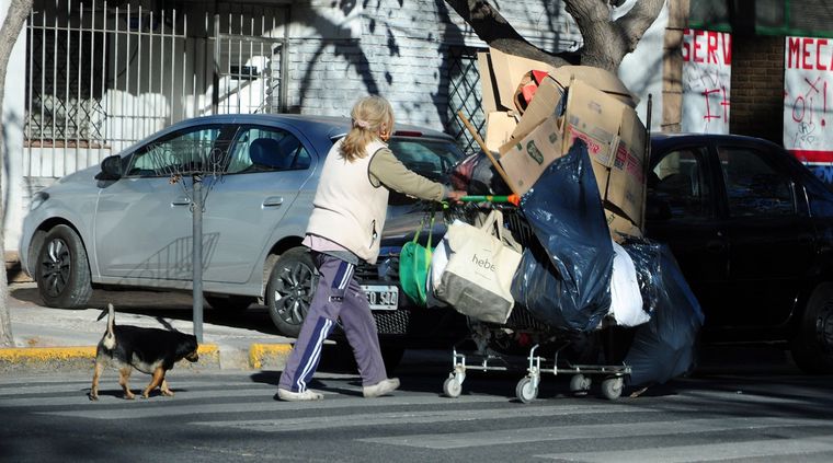 En un contexto inflación y de caída del poder adquisitivo de los salarios, la pobreza y la indigencia no subieron gracias a los numerosos programas sociales. Foto: ALF PONCE MERCADO / MDZ