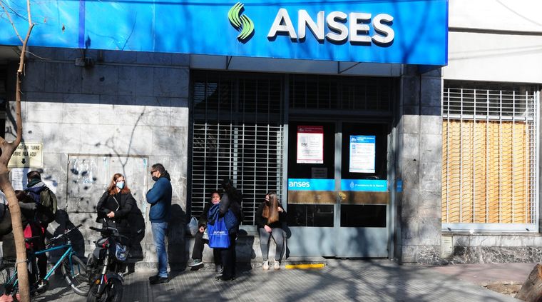 No sólo los jubilados cobrarán el nuevo bono de ANSES. Foto: ALF PONCE MERCADO / MDZ