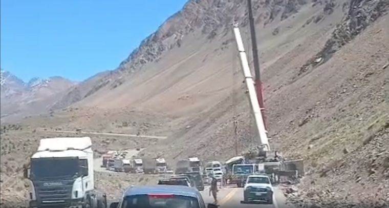 Dos grúas trabajan coordinadas para retirar el camión que volcó en las cercanías de la Curva de la Soberanía.