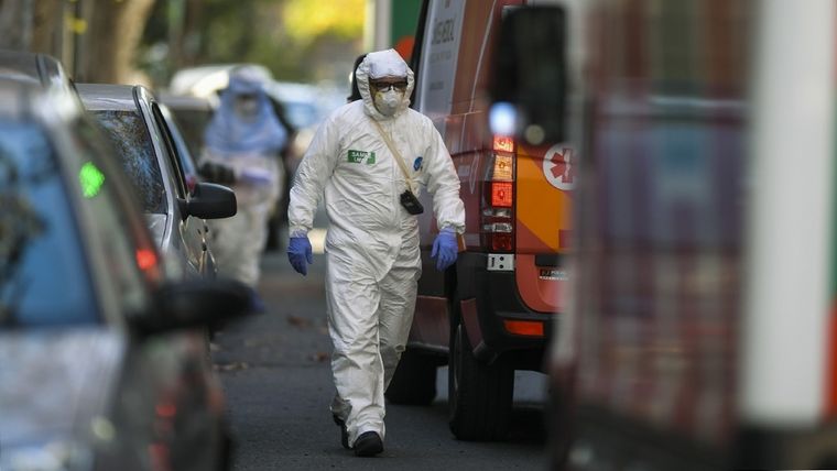 Preocupación Muchas personas que tienen familiares en geriátricos están en vilo. Imagen: Télam.