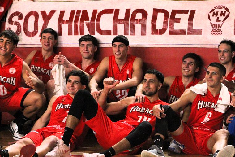 Huracán Las Heras sueña en grande en el básquet. Huracán Las Heras sueña en grande en el básquet.