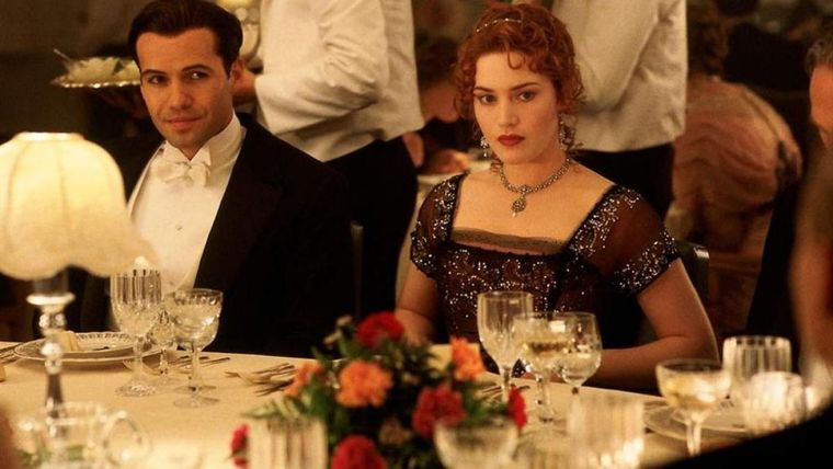 Una escena de la películo Titanic, que mostró cómo vestían en la éóca. Foto: Shutterstock