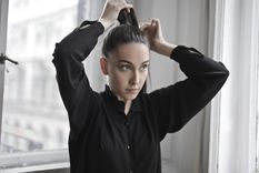 Bleph bun es la nueva tendencia que diversas celebridades han implementado para sacarle el mayor provecho a sus looks.