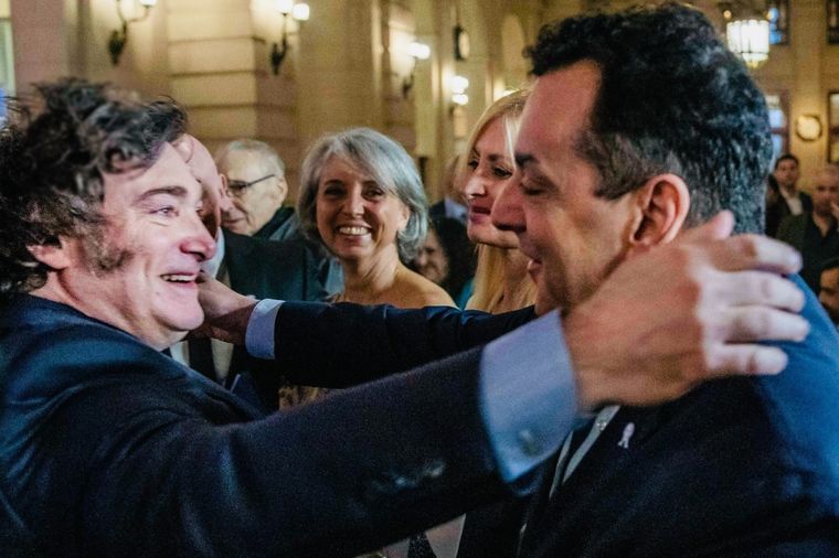 El secretario de Cultura, Leonardo Cifelli, junto al presidente Javier Milei. Foto: X (@leocifelli)