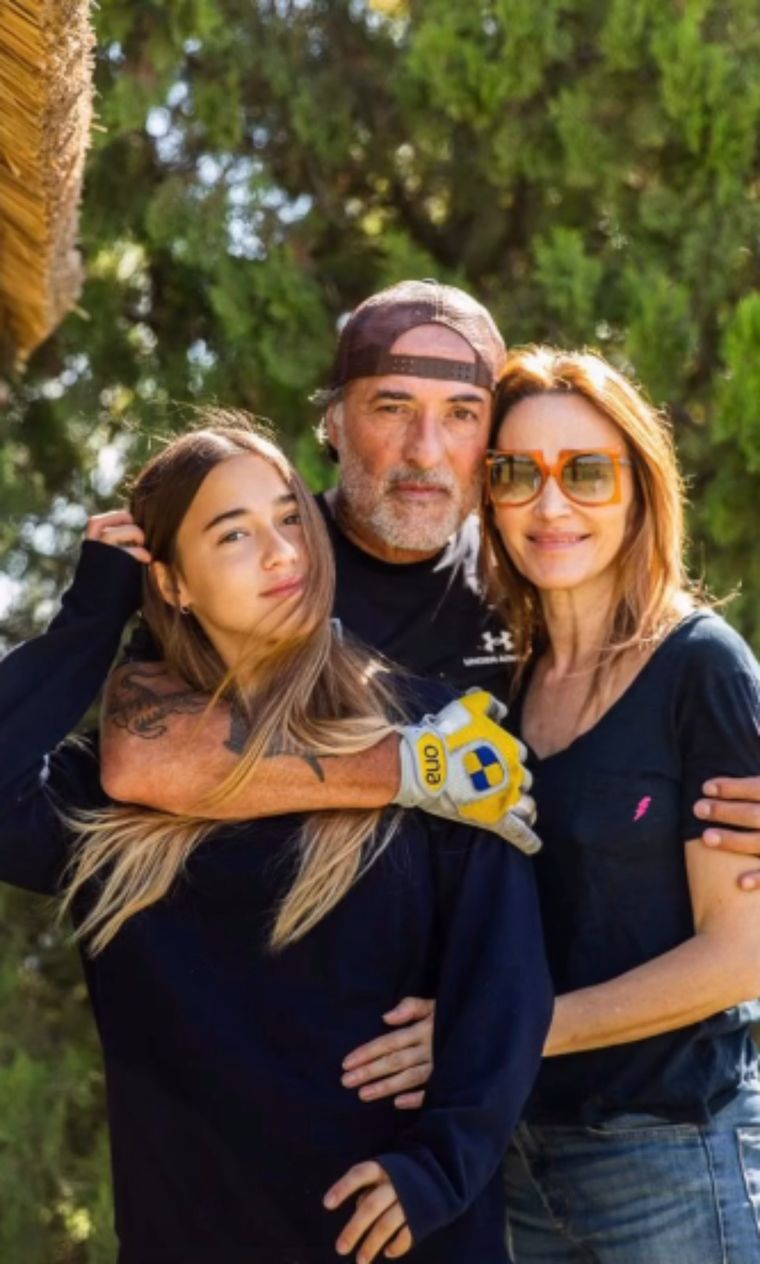 Antonia junto a sus padres, Lozano y Jorge Antonia junto a sus padres, Lozano y Jorge