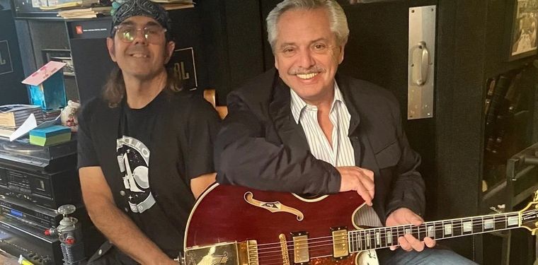 Alberto Fernández fue criticado por ir a probar guitarras en Nueva York.
