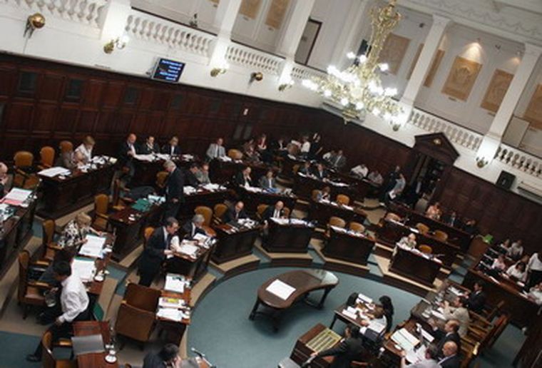 Los legisladores oficialistas se concentraron en el buker del PJ y no en la Legislatura. Foto: Prensa Senado