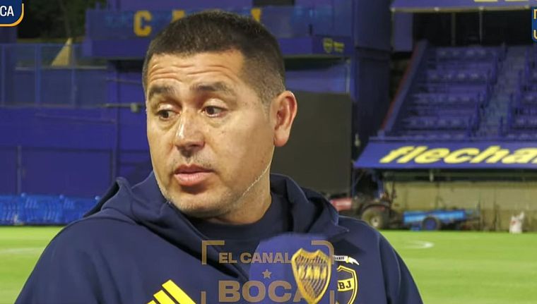 Juan Román Riquelme rompió el silencio y dejó definiciones fuertes sobre el presente de Boca: elogió a Russo, destacó la influencia de Paredes y tuvo un reconocimiento especial para Cavani. Foto: captura de TV.&nbsp;