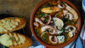 La receta de zarzuela de mariscos recibe su nombre por la variedad de ingredientes que combina, de forma similar a una obra musical con diferentes voces, lo que la convierte en una receta rica en matices y contrastes de sabores.