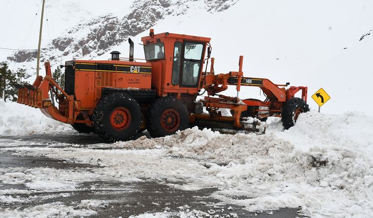 Las bajas temperaturas y la nieve impiden la reapertura del corredor internacional, que permanece cerrado hasta nuevo aviso.