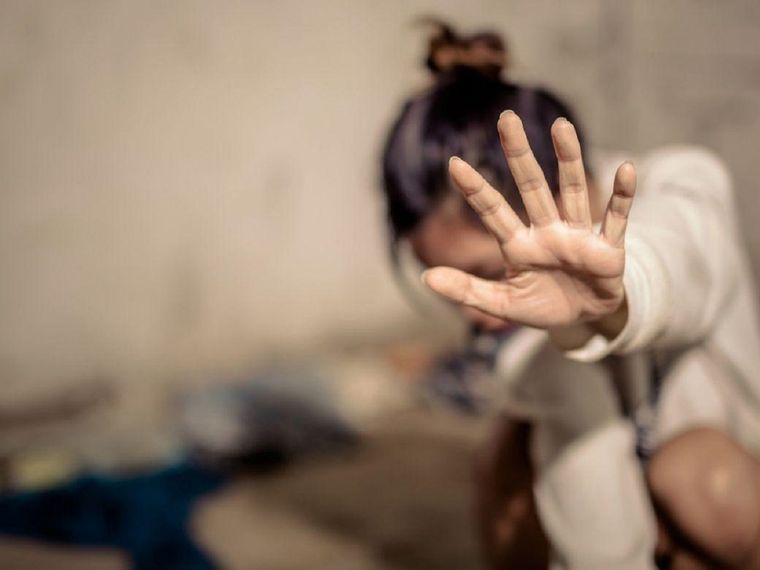La mujer fue quemada por su pareja, quien intentó despegarse del ataque